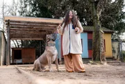 Gewusst wie! Dieser Hund ist schon durch mehrere Hände gegangen und zeigt sich unverträglich. Doch der richtige Mensch bringt ihn zur Ruhe.