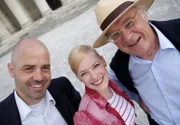 V. li.: Architekt Andreas Hild, Enie van de Meiklokjes und Professor Raimund Wünsche vor der Glyptothek in München.
