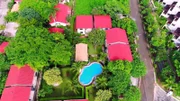 Ein Paar aus den Vereinigten Staaten verkauft seine Farm mit 160.000 m2 Grund und will auf Costa Rica ein einfacheres Leben beginnen. Ihr neues Zuhause soll Playas del Coco sein, ein idyllischer Ort, umgeben von palmengesäumten Stränden und Felsenbuchten, der für Wassersport ideal ist. Doch über den künftigen Lifestyle besteht Uneinigkeit: Er möchte einen echten Neuanfang, mit minimalistischem Wohn- und Lifestyle, seine Frau will auf ihren westlichen Standard aber nicht verzichten.