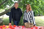 Bei Tomatenhexe Birgit Arndt (r) lernt Björn Freitag alles über alte Tomatensorten.