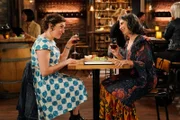 Kat (Mayim Bialik, l.); Mary (Rose Abdoo, r.)