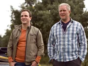 MDR Fernsehen DER WINZERKÖNIG II. STAFFEL, FOLGE 23, "Die Diagnose", am Sonntag (02.02.14) um 13:15 Uhr. Trotz mancher Reibereien ein gutes Team: Thomas (Harald Krassnitzer, r.) und sein Sohn Paul (Achim Schelhas, l.).