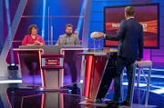 Moderator Florian Weber (re.) stellt Comedienne Meltem Kaptan und Schauspieler Antoine Monot Jr. gewichtige Fragen im SWR Wissensquiz „Meister des Alltags“. Der Gewinn wird einem guten Zweck gespendet.