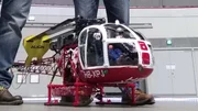 Ein Klassiker für den Einsatz in hoch gelegenen Regionen tritt gegen ein Schwergewicht mit Tandem-Rotoranordnung an. Markus und Michael tüfteln in dieser Folge an einer Aérospatiale SA-315 Lama. Der leichte Mehrzweck-Heli im Maßstab 1:6 muss sich auf der Modellbaumesse in Dortmund gegen die Boeing CH-47 Chinook von Robin und Jörg behaupten. Das zweimotorige Arbeitstier kommt beim Transport von Truppen, Fahrzeugen und Geschützen zum Einsatz. Welcher Hubschrauber landet beim Konstruktions-Wettstreit auf dem ersten Platz?