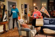 Oscar (Christopher Rivas, l.); Kat (Mayim Bialik, r.)