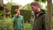 Daniel Aßmann (l.) besucht den Garten Picker, einen der schönsten Gärten im Münsterland in Borken.