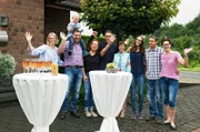 Familie Adams in Erwartung der Gast-Landfrauen, vl.: Tatjana Adams, Gregor Adams mit Jakob Adams, Annette Reich, Jan Adams, Ilma Adams, Alina Adams, Jürgen Adams, Nadja Adams