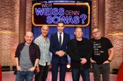 Moderator Kai Pflaume (M.) und seine Rateteam-Kapitäne Bernhard Hoëcker (l.) und Elton (r.) begrüßen in dieser Sendung den Schauspieler Christoph Maria Herbst (2.v.l.) und den Schauspieler Ben Becker (2.v.r.).