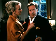 Julius von Wartenborg (Bernd Herzsprung) gesteht seiner Frau Alexa von Wartenburg (Diana Körner), dass er vor vielen Jahren eine folgenreiche Liebesaffäre hatte.