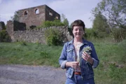 Pflanzenwissenschaftlerin Birgit Lahner vor den Ruinen des seit 1938 verlassenen Dorfs Döllersheim