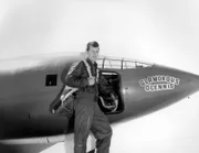 Der Testpilot der US Air Force, Chuck Yeager, stand vor Glamorous Glennis, dem Bell X-1-Flugzeug, das 1947 in Palmdale, Kalifornien, die Schallmauer durchbrach.