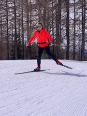 Die fast blinde Darstellerin Carina Edlinger beim Langlauf Training während des Drehs zu ServusTVs „ Anders als Andere“ in Filzmoos, Salzburg, Österreich am 30.04.2024