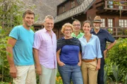 Martin Braun zeigt den Gästen (v.l.n.r.) Walter Krögner, Irmgard Feuerbach, Jürgen Mees, Jessica Schönfeld und Jürgen Süß-Leonhardt Juttas Bauerngarten.