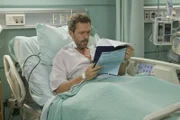 Auch nachdem auf Dr. House (Hugh Laurie) geschossen wurde, lässt er sich nicht von der Arbeit abhalten ...