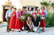 v.li. Philipp von Woellwarth, Viola von Woellwarth, Andrea Koch, Jessica Schönfeld, Andrea Engel, Vincent Klink, Nadja Adams, Katja Bihlmaier und Ina Lichtenthäler; vorne Regisseurin Karoline Schifferegger und Regisseur Oliver Lehmann.