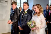 Ausgerechnet während der Trauung von Toni (Diana Amft) und Rufus (Stephan Luca) bekommt Hans-Jürgen (Nikolaus Benda) den Trauring nicht mehr vom Finger.