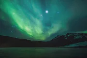 Polarlichter über einem Gletschersee