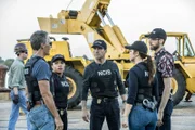 Auf der Suche nach einem gefährlichen Waffenschmuggler: (v.l.n.r.) Special Agent Dwayne Pride (Scott Bakula), Sonja Percy (Shalita Grant), Christopher LaSalle (Lucas Black), Tammy Gregorio (Vanessa Ferlito) und Sebastian Lund (Rob Kerkovic)...