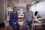 Modedesignerin Prof. Christiane Luible-Bär (links) und Robotik Experte Prof. Johannes Braumann leiten das Projekt "Fashion & Robotics" der Kunstuniversität Linz.