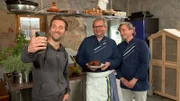Daniel Aßmann (l.) zu Gast bei den beiden Gewürz- und Grillprofis Dirk Rathoff (M.) Gregor Stix (r.) in Senden.