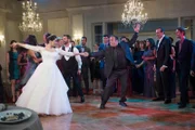 Vorne, v.l.: Stephanie (Adriana Ardila), Kevin Gable (Kevin James), Vincent (Chazz Palminteri, 2.v.r.)
