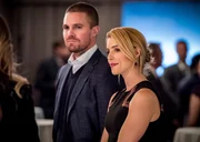 Oliver Queen (Stephen Amell) und Felicity Smoak (Emily Bett Rickards) Oliver Queen (Stephen Amell) und Felicity Smoak (Emily Bett Rickards)