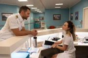 Dr. Eric Leonhard (Moritz Otto) hilft Marlene (Isabelle Julie Geiss) mit Eselsbrücken.