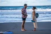 Dr. Eric Leonhard (Moritz Otto) am Strand von La Palma mit Emma (Eva Löser).