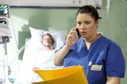 Vanessa (Julia Augustin) fragt sich, ob Damian Finn (Christopher Kohn) absichtlich vergiftet haben könnte.