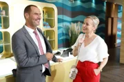Richard (Silvan-Pierre Leirich) und Ines (Jana Hora-Goosmann) flirten gutgelaunt.
