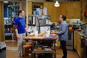 Sheldon (Jim Parsons, l.) nimmt es Leonard (Johnny Galecki, r.) übel, dass dieser nicht mehr zu den von Sheldon angesetzten Mitbewohner-Treffen kommen will. Brenzlig wird die Situation allerdings erst, als Penny auf einmal für Sheldon Partei ergreift und Amy Leonard unterstützt ...