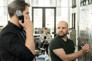 L-R: Hauptmann Furrer (Felix Kramer) und sein Kollege Urs Aeggi (Yves Wüthrich) ermitteln.