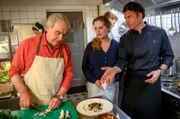 Carl van Berg (Walter Kreye) möchte Toni (Diana Amft) und Rufus (Stephan Luca) in der Küche helfen.