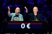 Rateteam-Kapitän Bernhard Hoëcker (l.) und der Komiker und Musiker Mike Krüger (r.) bilden ein Rateteam.