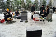 Nachdem die Freunde Silvester gefeiert haben, macht Marshall sich auf den Weg zum Grab seines Vaters, um die Tradition des Picknicks vor einem großen Spiel fortzuführen. Währenddessen eröffnen Ted und Barney eine Bar mit dem Namen "Puzzles".