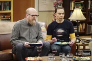 Es wird spekuliert, dass die hübsche Freundin von Geologe Bert (Brian Posehn, l.) nur wegen des Geldes mit ihm zusammen ist. Während alle von der Befürchtung schockiert sind, versteht Sheldon (Jim Parsons, r.) als einziger nicht, warum das problematisch ist ...