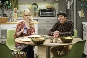 Bernadettes (Melissa Rauch) erster Arbeitstag steht bevor. Doch sie muss sich eingestehen, dass es ihr ganz schön schwer fällt, sich von Baby Halley und Howard (Simon Helberg) zu trennen.