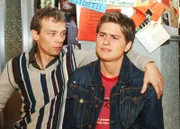 Timo (Matthias Dietrich, r.) hat mit Kim Schluss gemacht und leidet. Jürgen (Oliver Bokern, l.) versucht ihn zu trösten ...