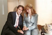 Lisa (Alexandra Neldel, r.) steht dem völlig überforderten Max (Alexander Sternberg, l.) bei. (Dieses Foto von Alexandra Neldel darf nur in Zusammenhang mit der Berichterstattung über die Serie "Verliebt in Berlin" veröffentlicht und verbreitet werden.)