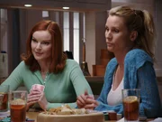 Kommen die Hausfrauen einem Geheimnis auf die Spur?: Edie (Nicollette Sheridan, r.) und Bree (Marcia Cross, l.) ...