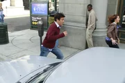 Marshall erhält eine SMS von einem Bekannten, der ihm mitteilt, dass Woody Allen im selben Steakhouse ist wie er. Daraufhin beschließen Ted (Josh Radnor, l.), Marshall, Barney, Lily (Alyson Hannigan, r.) und Robin, ein Wettrennen dorthin zu machen. Doch wer wird als Sieger hervorgehen?