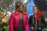Poppy Banks (Kimrie Lewis, l.); Angie D'Amato (Leighton Meester, r.)