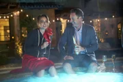 Angie D'Amato (Leighton Meester, l.); Chris Harrison (r.)