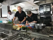 In der "Bürgerstube Lambrecht" findet der Sternekoch ein gut laufendes Lokal und kompetente Mitarbeiter vor. Doch wie kann es dann sein, dass das riesige Objekt dennoch keinen entsprechenden Gewinn für die Chefs abwirft?