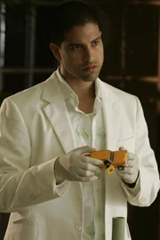 Der Drogenspezialist Eric Delko (Adam Rodriguez) macht eine interessante Entdeckung am Tatort ...