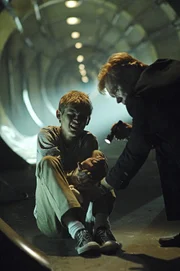 Lt. Horatio Caine (David Caruso, r.) findet seinen Sohn Kyle (Evan Ellingson, l.), der von drei Schwerverbrechern als Geisel genommen wurde ...