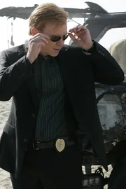 Am Tatort macht Lt. Horatio Caine (David Caruso) eine Entdeckung, die die Ermittler einen großen Schritt weiterbringt ...