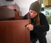 Mit viel Elan und vollem Einsatz renoviert Mina das Haus von Familie Angel ...