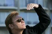 Während einer Sonnenfinsternis wird Ronnie Temple im Pool eines Hotels ermordet. Lt. Horatio Caine (David Caruso) und seine Kollegen stellen bald Parallelen zu einem erst kürzlich geschehenen Mord fest ...
