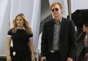 Während einer Modenschau stirbt ein Model. Schnell steht fest, dass es sich nicht um einen tragischen Unfall, sondern Mord handelt, was Calleigh Duquesne (Emily Procter, l.) und Lt. Horatio Caine (David Caruso, r.) auf den Plan ruft ...